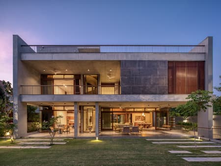 The House of Parallel Walls